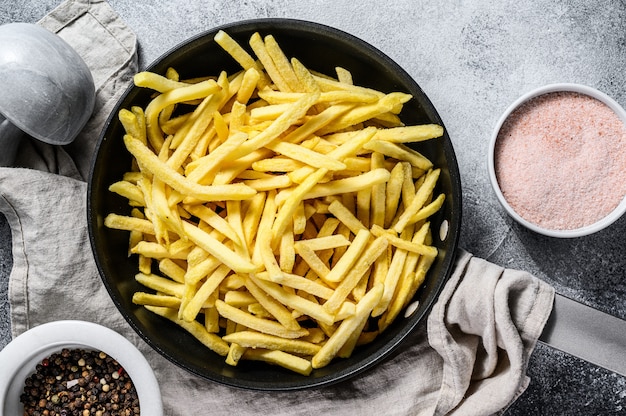 Papas Fritas Congeladas En Una Sartén. Fondo Gris Vista Superior | Foto ...