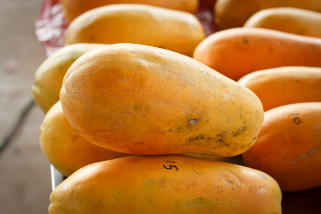 Papaya Amarilla En El Mercado De Tailandia Para La Venta Foto Premium