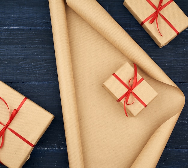 Papel Kraft Marr N Cajas De Regalo Empaquetadas Y Atadas Con Una Cinta