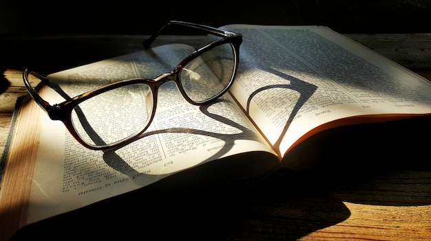 Un par de gafas y un libro. | Foto Gratis