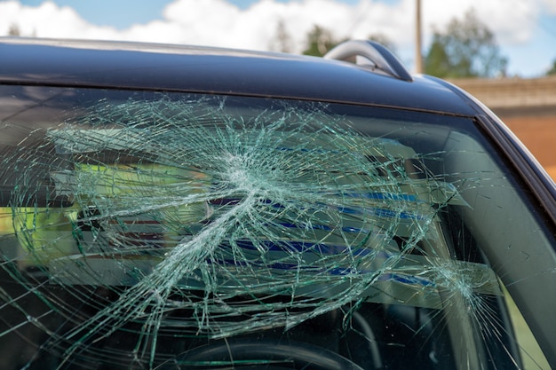 Parabrisas Coche Roto Consecuencias De Un Accidente De Trafico Foto Premium