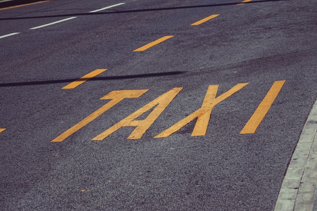 Parada De Taxis Señal De Tráfico En La Calle En La Ciudad De Bilbao Foto Premium 0376