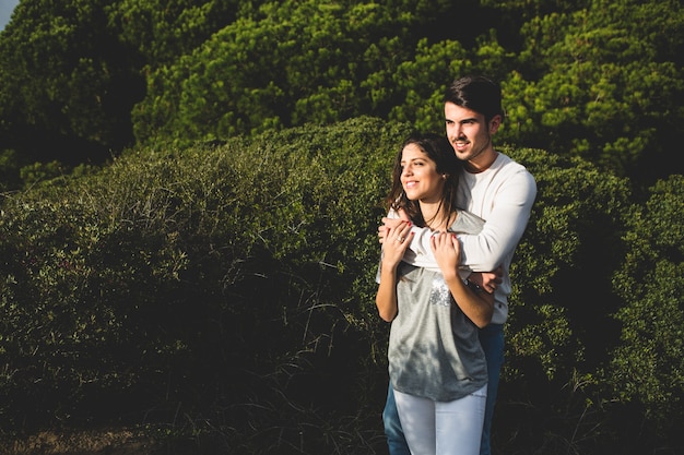 Pareja Abrazada Con Un Bosque Con árboles Detrás Descargar Fotos Gratis