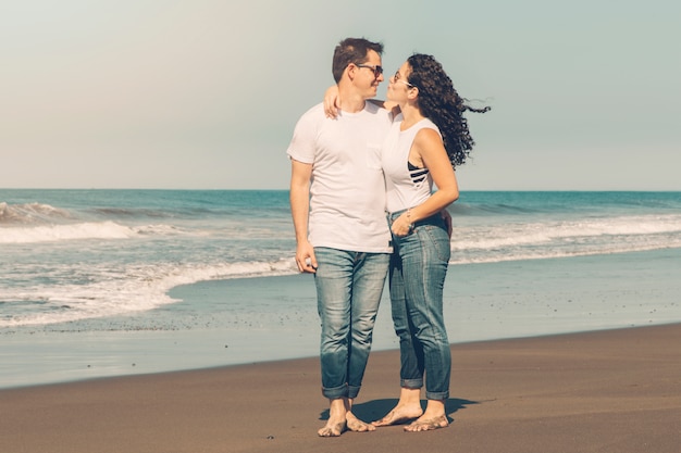 Pareja Abrazándose En La Playa De Arena Foto Gratis 