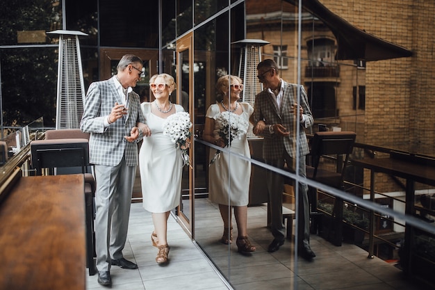 Pareja De Abuela Y Abuelo De Pie En La Cafetería Moderna Foto Premium 