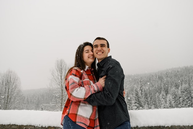 Pareja Amorosa En Camisa En Un Paseo De Invierno Hombre Y Mujer