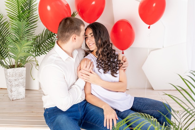 Pareja amorosa se felicita el día de san valentín abrazándose y