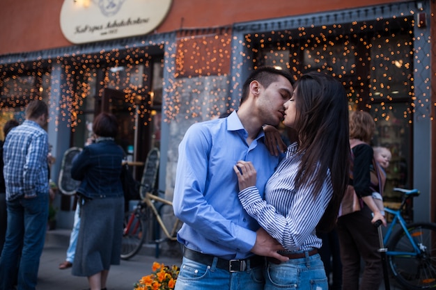 Pareja Besándose En La Calle Foto Gratis 4163