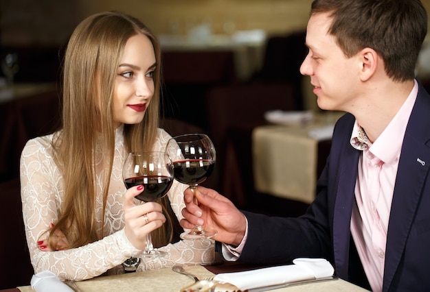 Pareja Brindando Copas En Un Restaurante De Lujo Foto Premium