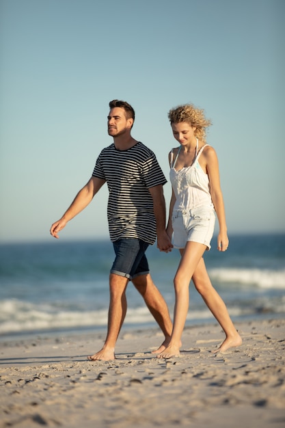 Pareja Caminando Juntos De La Mano En La Playa Foto Gratis 7937