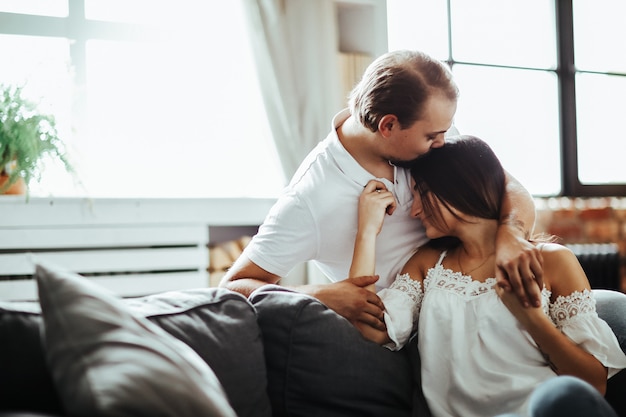 Pareja En Casa Foto Gratis