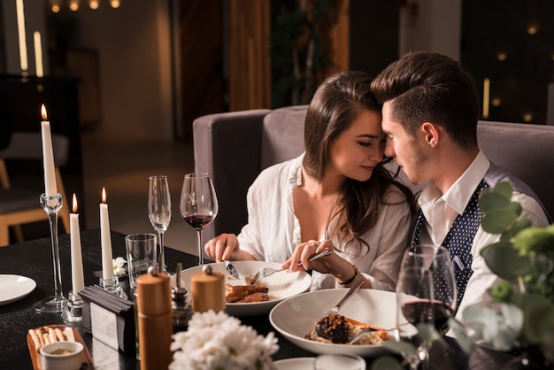 Pareja cenando en un restaurante | Foto Gratis