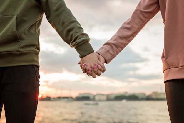 Pareja Cogidos De La Mano Al Aire Libre En Puesta De Sol Foto Premium 