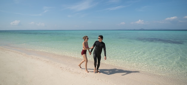 Pareja Cogidos De La Mano Y Caminar Por La Playa Disfrutando De Hermosas Vacaciones De Verano 0411