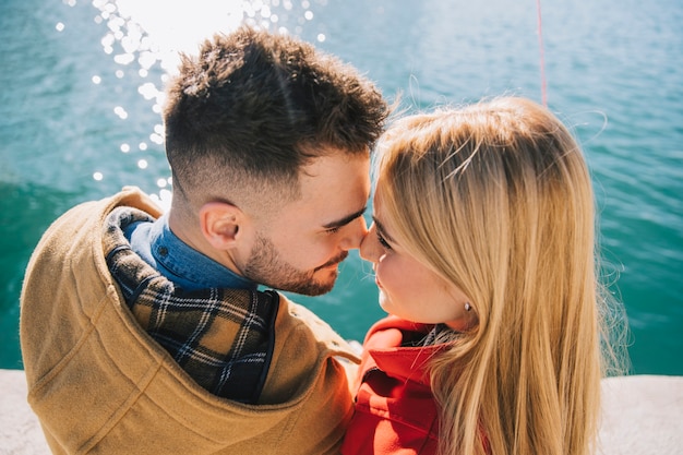 Pareja de enamorados posando en el paseo marítimo | Descargar Fotos gratis