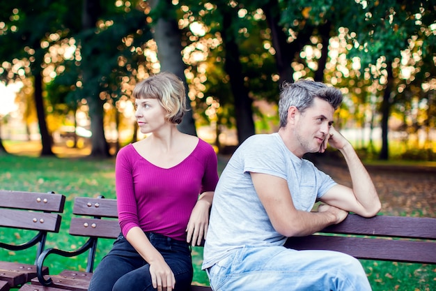 Una pareja discutiendo mientras está sentado en el banco en el parque. problemas en la relación. Foto Premium