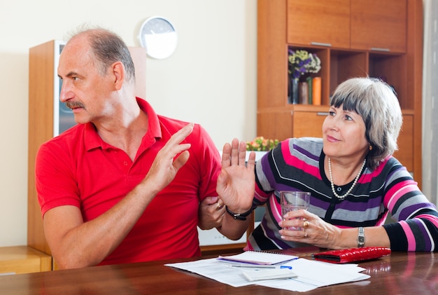 Pareja discutiendo sobre documentos Foto gratis