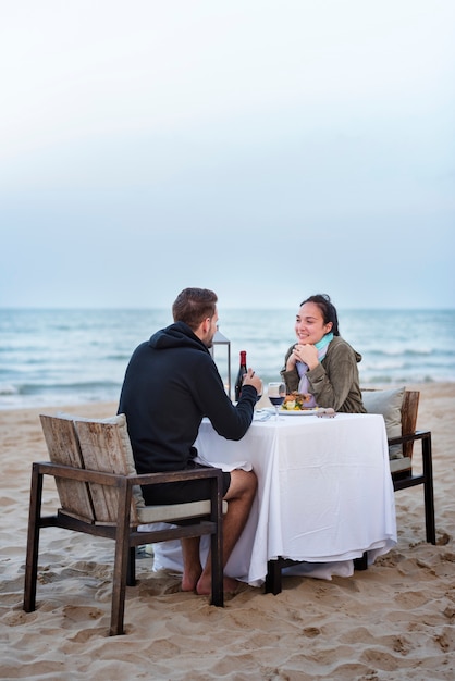 Pareja Disfrutando De Una Cena Romántica En La Playa Foto Premium 3549