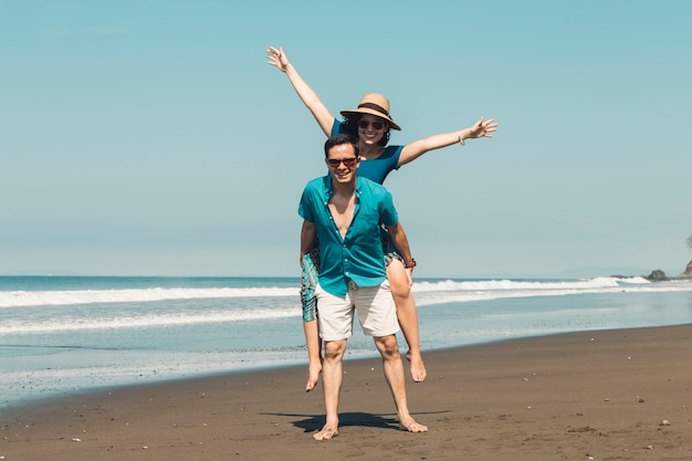 Pareja Divirtiéndose En La Playa Foto Gratis 1702