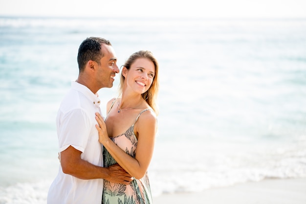 Pareja Feliz Abrazando En La Playa En Verano Foto Gratis