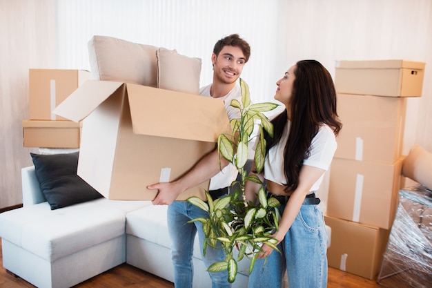 Pareja Feliz Con Cajas De Carton En Casa Nueva En El Dia De La Mudanza Foto Premium