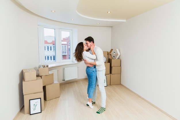 Pareja Feliz Con Cajas De Carton En Casa Nueva Foto Gratis