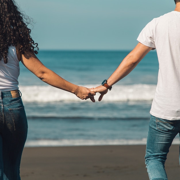 Pareja Feliz Caminando En La Playa Y Mirando Las Olas Del Océano Surf Foto Gratis 1211