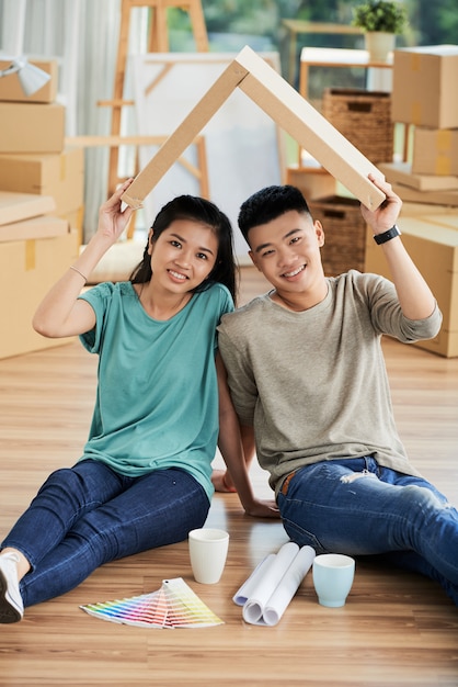 Pareja Feliz En Casa Foto Premium