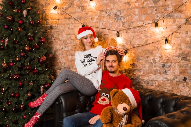 Pareja Feliz Celebrando Navidad Con Peluche Foto Gratis