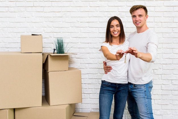 Pareja Feliz Con Llaves De Casa Foto Gratis