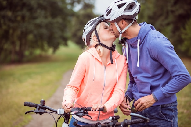 Pareja Feliz En Un Paseo En Bicicleta Foto Premium