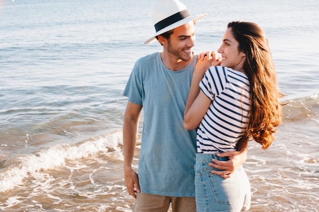 Pareja Feliz Por La Playa Foto Gratis