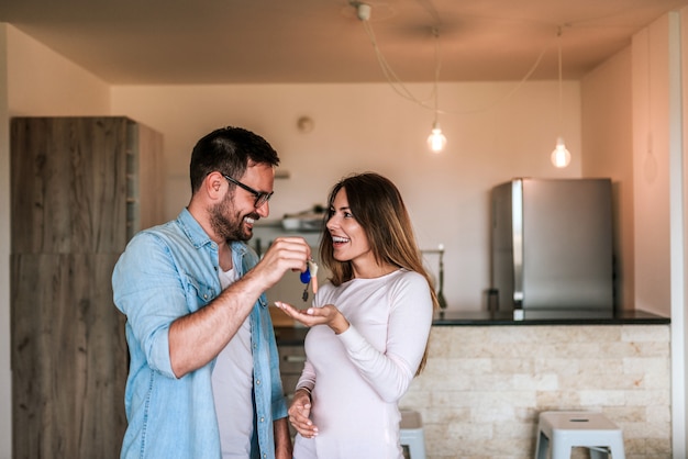 Pareja Feliz En Su Nuevo Apartamento Foto Premium 5218