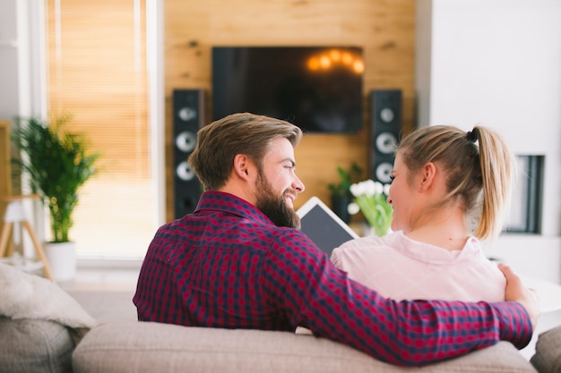 Pareja Feliz Con Tableta En Casa Foto Gratis