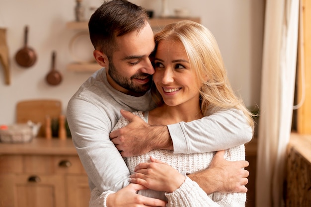 Pareja Feliz De Tiro Medio En La Cocina Foto Gratis