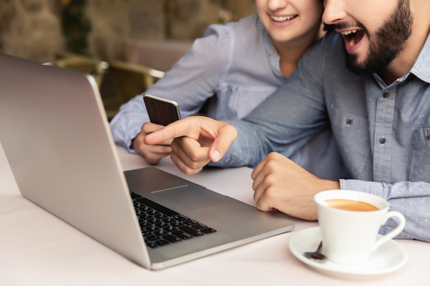 Pareja Feliz Trabajando En Casa Hombre Y Mujer Trabajando En La Computadora Portátil En El 3777