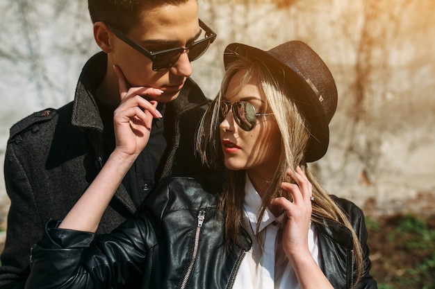 Pareja Con Gafas De Sol Y Sombrero Foto Gratis