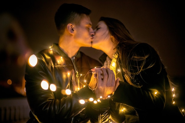 Pareja Joven Besándose Y Abrazándose Al Aire Libre En La Calle De Noche En Navidad Foto Gratis 7270