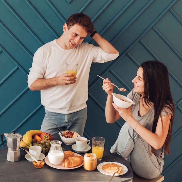 Pareja Joven Desayunando Foto Gratis 7125