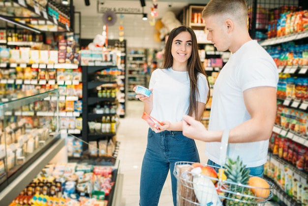 Pareja Joven Eligiendo Productos En El Supermercado Clientes En La Tienda De Alimentos Familia 4654