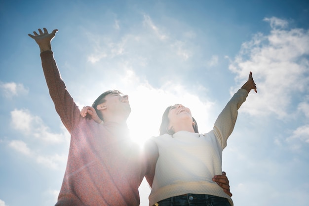 Pareja Joven Feliz Mirando En El Cielo Descargar Fotos Gratis 3793