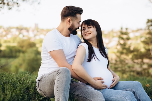 Pareja Joven Feliz Que Espera Al Bebé Mujer Embarazada Con El Vientre Conmovedor Del Marido 6130