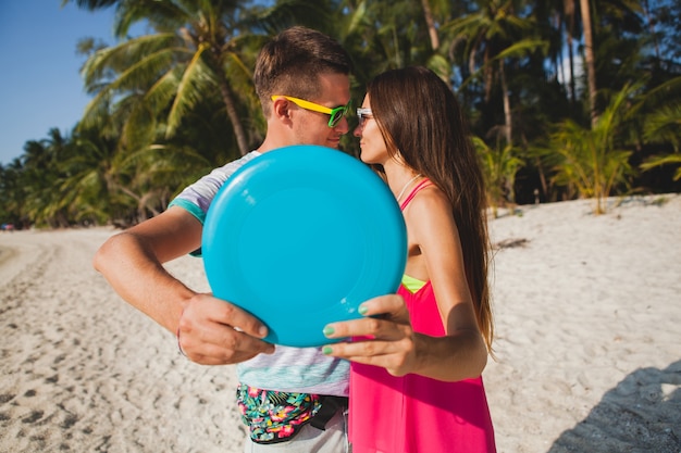 Pareja Joven Hombre Y Mujer Jugando Disco Volador En Playa Tropical Vacaciones De Verano Amor 0143