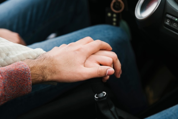 Pareja Joven Manos De Valor En Cartera En Coche Foto Gratis