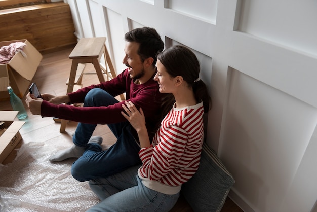 Pareja joven mudándose a una nueva casa Foto Gratis