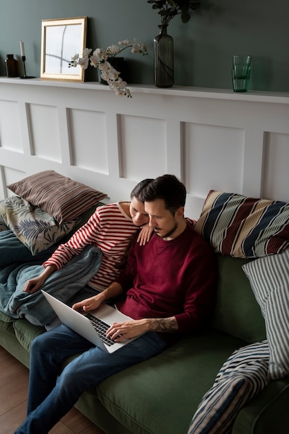 Pareja joven mudándose a una nueva casa Foto Gratis