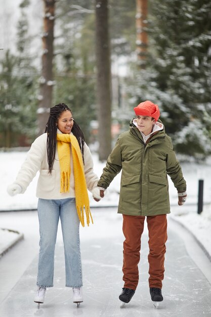 Pareja Joven Patinando Juntos Tomados De La Mano Y Hablando En La Pista