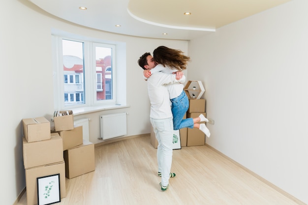 Pareja Joven Romántica En Su Nuevo Apartamento Foto Gratis