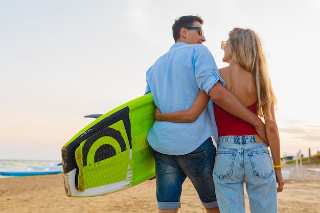 Pareja Joven Vista Desde Atrás Divirtiéndose En La Playa Caminando Con Tabla De Surf Foto Gratis 9776