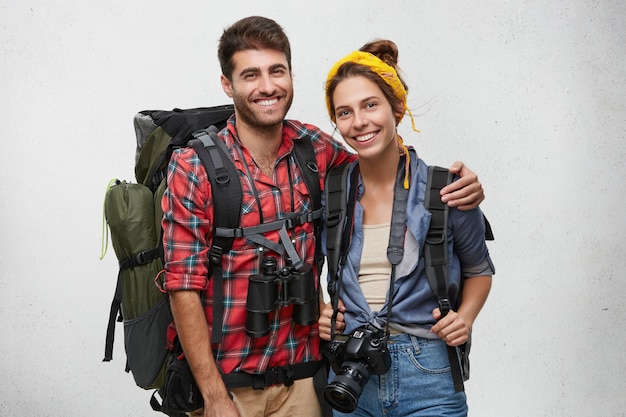 Pareja de jóvenes turistas con equipo Foto gratis